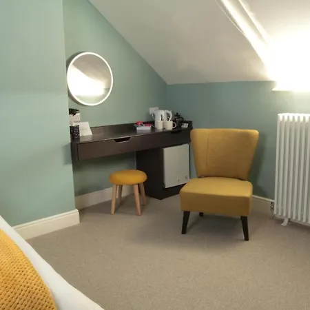 Number 6 Bed & Breakfast 4*